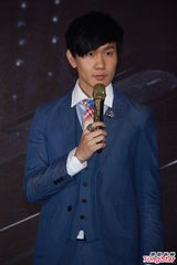 组图：林俊杰发布新专辑 秀棒球阳光帅气