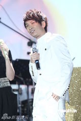 组图：梁静茹乐当歌迷红娘 张智成带病助阵演唱会