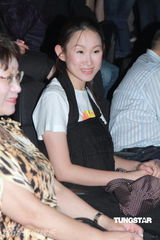 组图：林忆莲红馆开唱从天而降 与男舞伴跳贴身辣舞