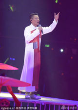 组图：刘德华广州开唱秀肌肉 与辣妹跳贴身热舞