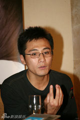 幻灯图：新版话剧《琥珀》庆功 刘烨遭鲜花“活埋”