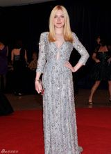 高清图：C罗女友白宫晚宴性感裸背 罗韩纯黑装肃穆