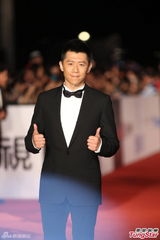 组图：夏雨帅气亮相红毯 双手比划顶呱呱点赞