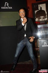 组图：任达华出席代言活动透露将导恐怖片