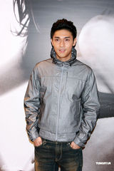 组图：官恩娜金色小洋装亮相 自曝喜买花哨内衣