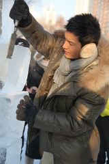 组图：黄晓明与冯小刚做“父子” 做慈善获赞誉