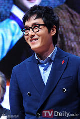 组图：朴真熙露背黑裙亮相《龟岩许浚》发布会