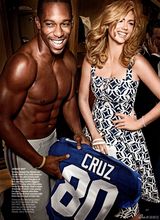 组图：抖奶超模与橄榄球队员拍大片 性感秀乳沟