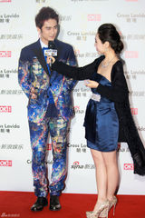 组图：蒋劲夫亮相街拍盛典红毯 夜景西服另类