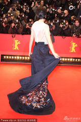 组图：《推拿》中国女星黄璐露背撩裙摆抢镜