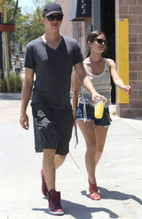 组图：瑞切尔-贝尔森和男友海登逛街购物