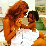 组图：蕾哈娜比基尼与萌犬抢椰子 抱正太显母爱