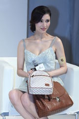 组图：李嘉欣着吊带裙优雅动人 称不刻意培养儿子