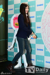 组图：少女时代穿牛仔裤赴派对 显完美曲线