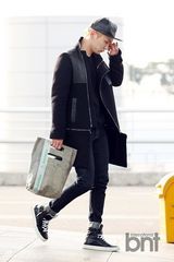 组图：韩团SHINee素颜现身机场 睡眼惺忪