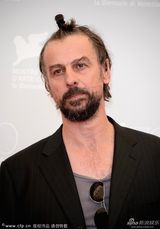 组图：威尼斯重启未来发布会 导演园子温亮相