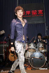 幻灯组图：汪东城助阵“晚生”送吉他秘笈