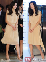 组图：韩星全智贤出席活动无袖长裙显优雅