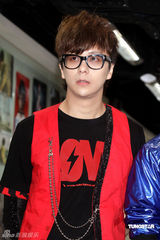 幻灯图：众星为电台庆生 现场进行男男火热激吻