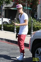 组图：贾斯汀-比伯不惧枪击案 戴面具约女友看电影