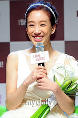 组图：韩星严泰雄郑丽媛婚纱装扮出席新片发布会