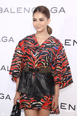 组图：范玮琪时尚范儿站台 昆凌打扮密实不敢露