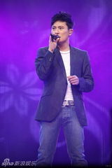 组图：张信哲上海演唱会 出道20年经典情歌一网打尽