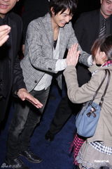 组图：小池彻平见面会门票秒杀 与粉丝击掌同乐