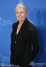 高清图：《大将军寇流岚》发布会 拉尔夫费因斯护花