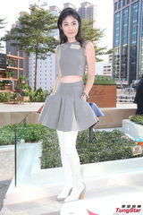 组图：陈慧琳露蛮腰亮相 称早替爱子报学校