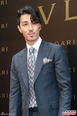 组图：李嘉欣粉裙亮相上围缩水 怕成师奶戒韩剧