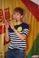 组图：SJ-M周觅推个人新书 愿做肌肉男拍写真集