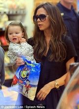 组图：贝嫂与女儿母女装抢镜 小七穿黑色斗篷卖萌