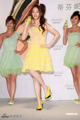 幻灯图集：林依晨露肩嫩黄礼服甜美代言 秀曼妙舞姿