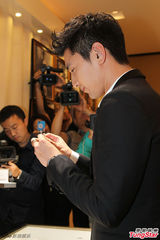 组图：赵又廷现身选钻戒 疑与高圆圆好事将近