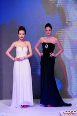 组图：傅嘉莉低胸秀名贵珠宝 Ana R.长腿惹火