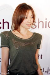 组图：张靓颖潮T短裙亮相时尚秀 玩混搭尽显摇滚范