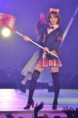 组图：徐若瑄婚纱现身东京时尚秀 比美佐佐木希