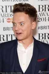 组图：英人气男星Conor Maynard走红毯表情搞怪