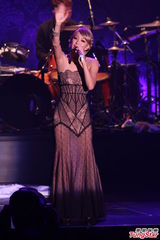 组图：幸田来未开唱变身蓝色妖姬 撅臀秀S曲线