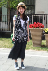 高清图：贾青街拍LOOK 清新学院装扮搭配剑桥包