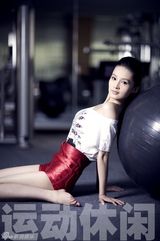 组图：李沁拍大片秀健康美肌 运动装青春逼人