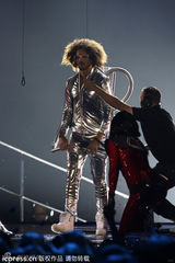 组图：EMA男星激情献唱表演脱光仅剩内裤