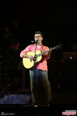 组图：李宗盛桃红衬衫开唱 称林忆莲唱得更好