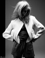 组图：90后歌手费雷拉写真 冷艳妆容上身激凸