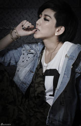 组图：刘忻写真帅气尽显 魅惑眼神独具杀伤力