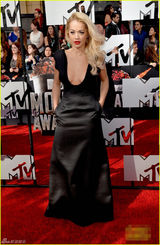 组图：瑞塔欧拉现身MTV电影奖 U领裙性感十足