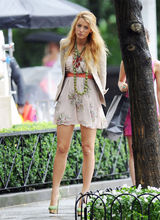 高清图：布莱克-弗莱利现身片场 短裙不慎走光