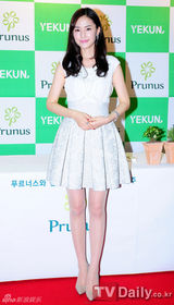 组图：韩星孔贤珠出席慈善签名会清新俏丽