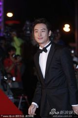 组图：李帝勋黑色西服亮相红毯帅气逼人